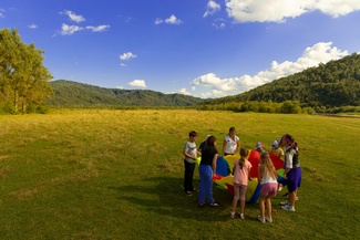 Kinder im Kreis in Landschaft